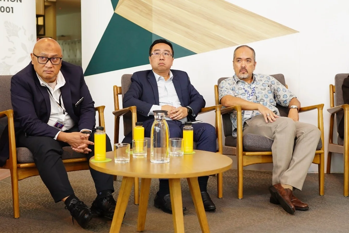 From left to right:Datuk TS.Dr.Hj. Aminuddin bin Hassim, KSU of Ministry of Science and Technology. YB Chang Lih Kang, Minister of Science and Technology with Tunku Alizakari Alias, MAVCAP’s Chairperson,
