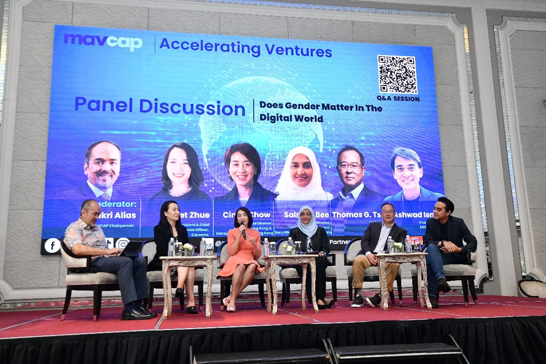 Panel Speakers:From Left to right: Alizakri Alias, MAVCAP Chairperson. Juliet Zhu, Group President & Chief Financial Officer, Carsome. Cindy Chow, Executive Director, Alibaba Hong Kong & Entrepreneurs Fund, Hong Kong. Salmah Bee, Executive Director, Market Development, Securities Commission Malaysia. Thomas G.Tsao, Co-Founder, Gobi Partners. Ashwad Ismail, Vice President & Editor in Chief, Astro Awani. 